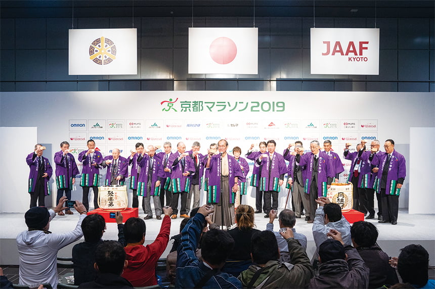 Drink a toast to the runner’s success with Japanese rice wine – Sake for stronger bonds between Kyoto and Tohoku –